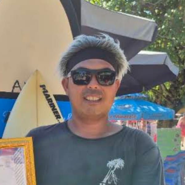 Harry Surf instructor wearing a Harry's Surf shirt on Kuta Beach