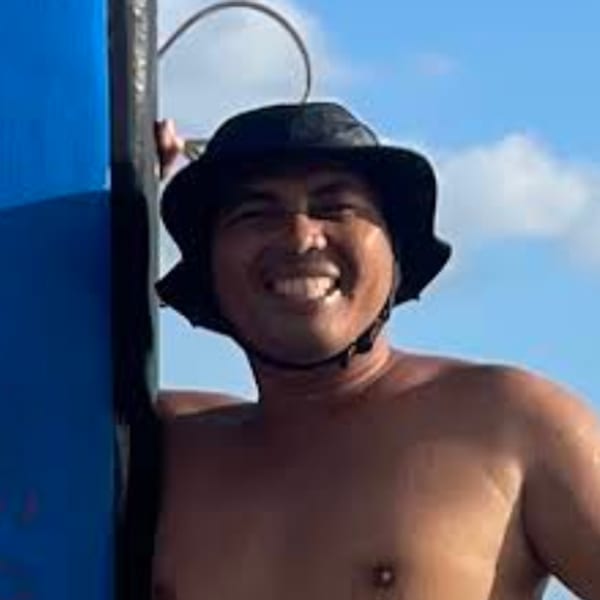 Harry Surf instructor giving a thumbs up on Kuta Beach